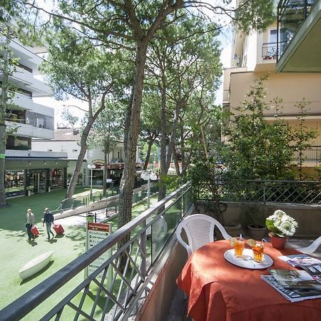 Hotel Colombo Riccione Bagian luar foto