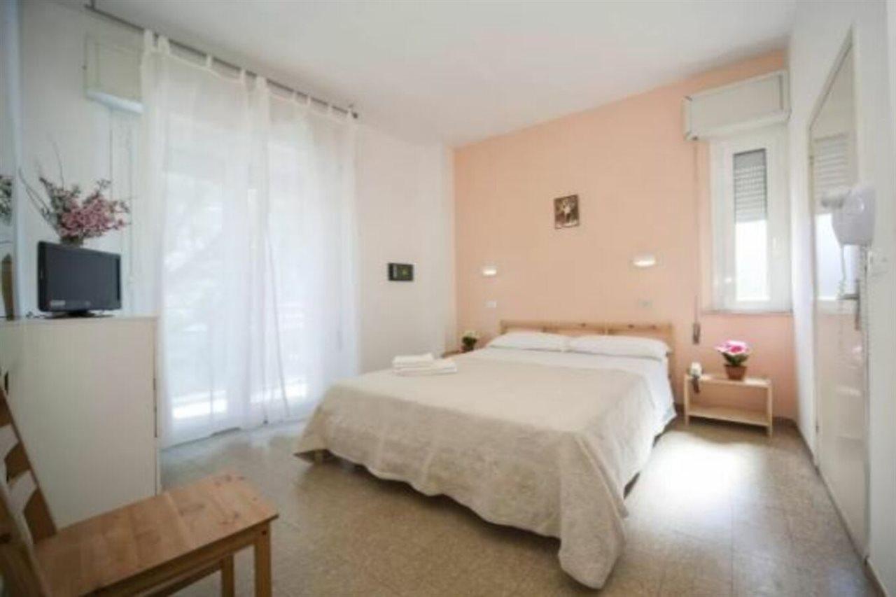 Hotel Colombo Riccione Bagian luar foto