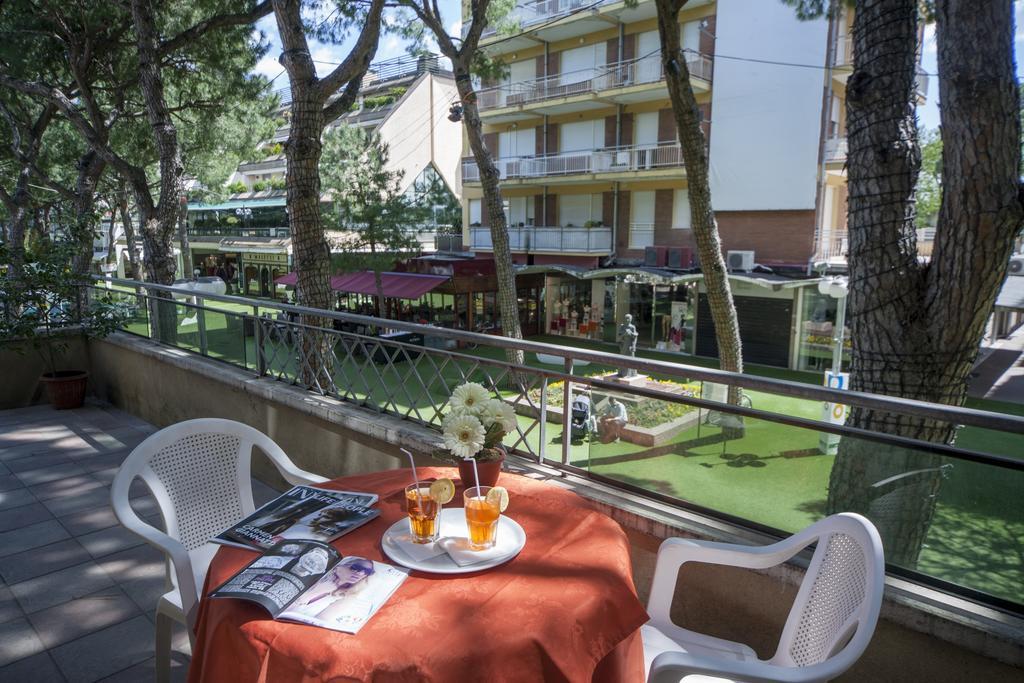 Hotel Colombo Riccione Bagian luar foto